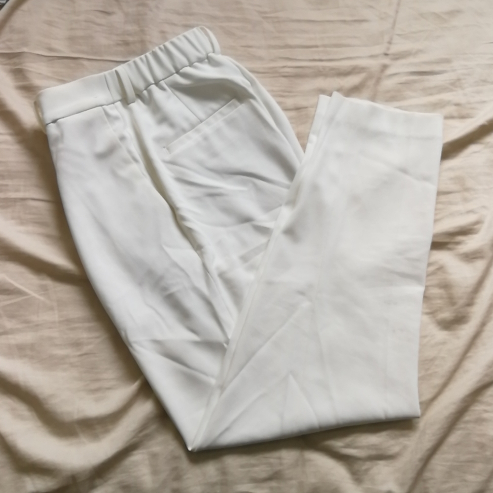 💙3/$25 White pants Uniqlo